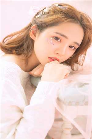 港姐被抢娶后，吃瓜躺赢万人迷完结txt